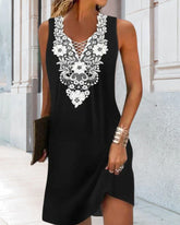 Ärmlös klänning i kontrasterande spets